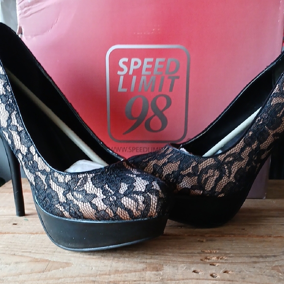 Barely Worn, Speed Limit 98 Black Lace And Nude High Heel Platform Pumps, Sz 10 - Picture 1 of 9
